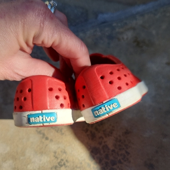 Native Jefferson Red Kids Slip-On Shoes Size 4 - Picture 6 of 8